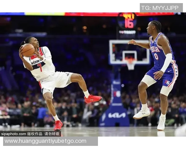 76人第三节防守再遭重创米切尔单节狂砍20分令球队痛苦不已